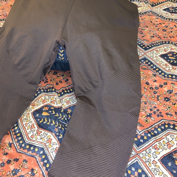 Fabletics leggings in a grayish/mauve color SZ L - Picture 9 of 9